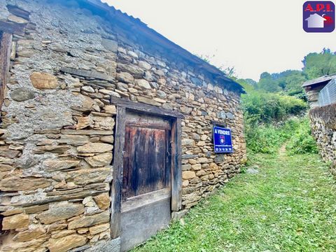 LOW PRICE This semi-detached barn is ideal for nature lovers who will find their happiness in this peaceful setting in order to enjoy the tranquility and surrounding beauty. A small plot of land of less than 30 m². CU in progress. Agency fees includi...