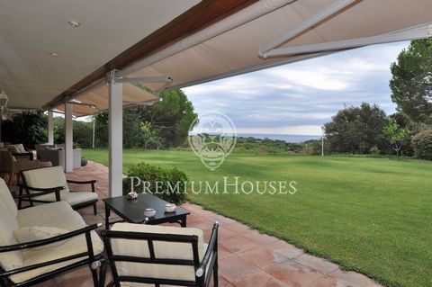 Extraordinary country house in the area of the major farms of San Andreu de Llavaneres seduced by the exclusivity of this location and the wonderful views that provides the property. An idyllic setting offering complete privacy and a superb plot prac...