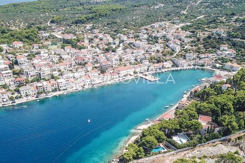 Brač, Povlja, agricultural land, 17,500 m². The plot is of a regular shape, with a gentle slope towards the northwest, offering an open view of the Brač Channel and Biokovo. It is approximately 300 meters from the paved road and around 600 meters fro...