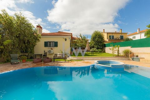 Cette charmante villa est située dans un quartier résidentiel en plein développement, à seulement 10 minutes du centre de Santarém, offrant une combinaison parfaite de tranquillité et d'accessibilité. Avec un généreux terrain de 925 mètres carrés et ...