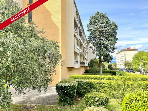 Au 3ème étage d'une résidence des années 70, cet appartement vous propose une entrée, un séjour, une cuisine fermée, 3 chambres avec placard, salle d'eau et wc. Au rez de chaussée vous disposez d'un cellier et d'une place de parking. Travaux à prévoi...