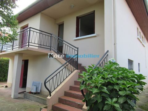 Casa de los años 70 Ofrece 115 m2 + un lavadero de 27 m2 y está organizado en dos niveles: En la planta baja: un dormitorio, un lavadero, un cuarto de almacenamiento. Arriba: una entrada, un pasillo, una sala de estar, tres dormitorios, una cocina, u...