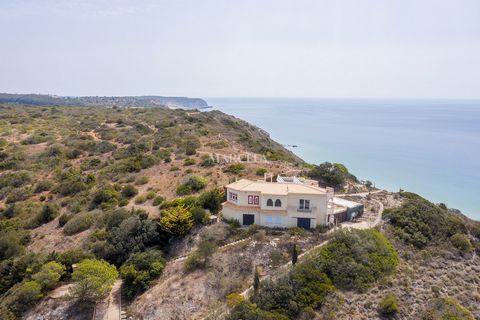 La propriété est située sur un terrain de 4640m2, située dans le magnifique village de Salema, elle comprend 1 maison et un chalet. Année de construction : 2002 La villa principale avec 255,53 m2, est située au sommet de la colline, offrant une vue i...