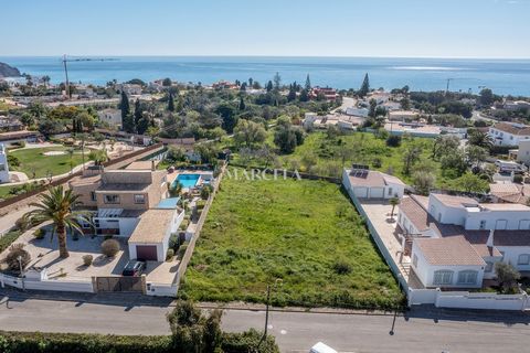 Fantastisch woonkavel te koop in Praia da Luz. Gelegen in een reeds gevestigde urbanisatie met alle infrastructuur ter plaatse en een verkavelingsvergunning van kracht. Zeer rustige en vreedzame locatie, in Montinhos da Luz. Met mogelijkheid tot het ...