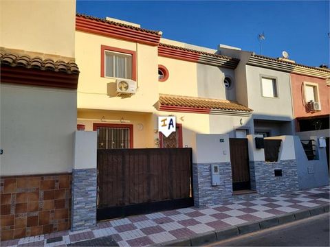 Deze woning bevindt zich in een urbanisatie in het hart van Fuente de Piedra, op loopafstand van alle lokale voorzieningen die de stad te bieden heeft, waaronder winkels, bars, restaurants en natuurlijk de beroemde flamingolagune voor die natuurwande...