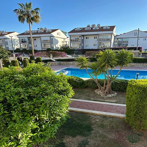 Dúplex de tres camas lado Un encantador dúplex de tres dormitorios ubicado en un bonito complejo con piscina comunitaria y hermosos jardines Sobre el inmueble Ofrecemos a la venta este dúplex de tres dormitorios cerca del centro de Side. Esta marav...