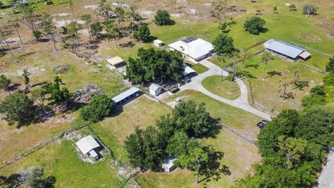 Prijsverbetering op dit zelden beschikbare, 20 hectare met een groot huis met 3 slaapkamers en 2 badkamers, zwembad, er is een prachtige houten muur en een houtgestookte open haard in de familiekamer. De keuken is voorzien van Corian werkbladen en ho...