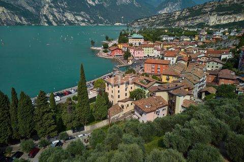 Elegancka XIX-wieczna rezydencja, która została starannie odrestaurowana, Villa Giuliani znajduje się przy promenadzie nad jeziorem Torbole sul Garda, zaledwie rzut kamieniem od centrum miasta, z urzekającym widokiem z północy na południe na jeden z ...