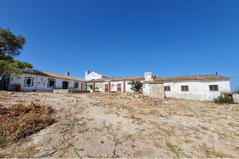 Traditional rustic house, partially renovated, in need of work and with magnificent potential for tourist projects. The current T7 urban property with en-suite bedrooms has a total of 510 square meters, with the possibility of building another 600 sq...