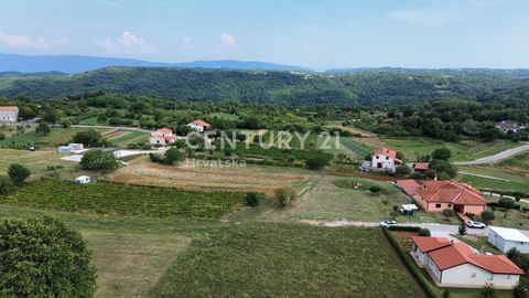 PISINO, DINTORNI, GRANDE TERRENO EDIFICABILE DELLA GIUSTA FORMA In una bella posizione in un piccolo villaggio nelle vicinanze di Pisino, con una vista aperta sulla natura e sull'Učka, vendiamo un terreno edificabile di forma regolare, con una superf...