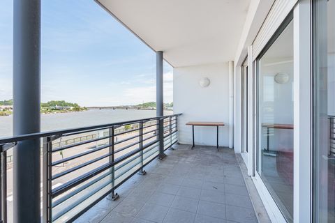 If you dream of living on the banks of the Adour, in the immediate vicinity of the Bayonne center, come and discover this spacious T4. This 102 m2 apartment has a beautiful living room of more than 40m2 with equipped kitchen opening onto a large bay ...