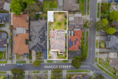 Elevated on the high side of the street to showcase enviable panoramic views, and boasting a sundrenched north facing rear orientation with an expansive 772sqm block size, this generous brick home offers an exciting array of future possibilities. Wit...