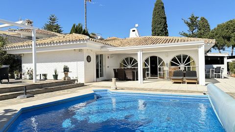 Located in Torreblanca. Welcome to this charming 4-bedroom, 2-bathroom villa located in the popular Torreblanca neighbourhood of Fuengirola. Spanning 188 square meters of living space on a spacious 812 square meter plot, this one storey property offe...