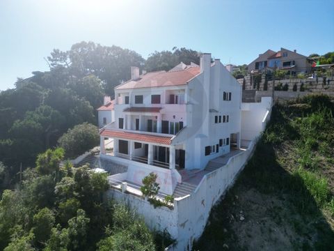 Esta deslumbrante moradia com uma vista panorâmica para a lagoa é uma oportunidade única na deslumbrante Foz do Arelho. Composta por três pisos, esta propriedade oferece um ambiente espaçoso e versátil para desfrutar do estilo de vida costeiro. No ré...