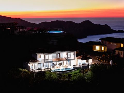 Maak kennis met Casa Vista Azul, een prachtig huis met twee verdiepingen met een adembenemend uitzicht op Playa Blanca, Playa Coco en Playa Matapalo, zowel overdag als 's nachts. Het bezitten van een huis in een project met weidse uitzichten zoals Ca...