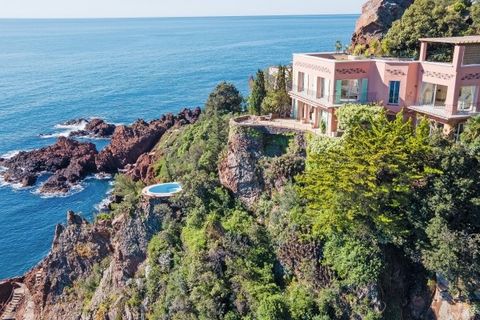 Außergewöhnlich! Villa direkt am Wasser mit privatem Zugang zum Meer und Blick auf die Bucht von Cannes. Wohnzimmer, Esszimmer, neu eingerichtete Küche, 3 Suiten mit begehbaren Kleiderschränken und Bad-/Duschbad.