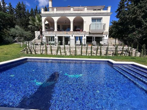 Located in Nueva Andalucía. Charming 6-Bedroom Villa with Panoramic Views in Nueva Andalucia Discover this exquisite 6-bedroom, 6-bathroom villa nestled in a serene cul-de-sac next to Las Brisas Golf, offering unparalleled privacy and tranquility. Sp...