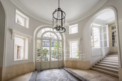 Situato in rue de Grenelle, nel cuore di Saint-Germain-des-Prés, in un antico palazzo del XVIII secolo, l'Hôtel de Bérulle. Appartamento al 3 ° piano con ascensore con una superficie di 38m2 completamente ristrutturato e decorato da un famoso interio...