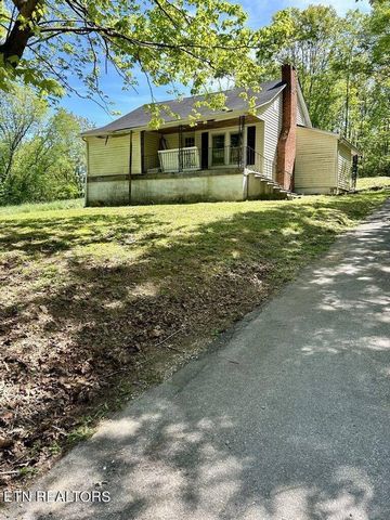 Cette maison dispose de 3 chambres, 2 salles de bains et 3 garages pour voitures. La maison dispose d’un grand salon et d’une belle yard pour profiter de l’extérieur ou planter un jardin. La maison a besoin de quelques travaux de finition et est actu...