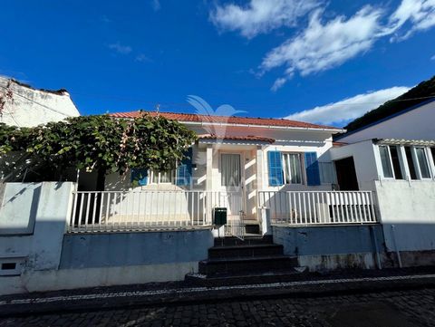 Moradia T3 localizada no coração da vila das Lajes do Pico, inserida num lote de 112m². A casa, com uma área útil de 85m², inclui uma cozinha totalmente equipada, sala de estar, três quartos, casa de banho e uma marquise. O imóvel conta ainda com um ...