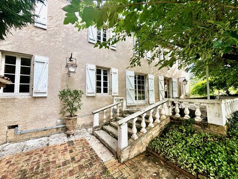 Are you dreaming of a character property with a unique cachet? Selection Habitat presents this magnificent bourgeois house from 1866, steeped in history and offering a peaceful and green living environment, 5 minutes from the center of Cahors. Main c...