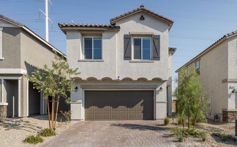 Questa meravigliosa casa con 3 camere da letto ha meno di 1 anno e ha tutti gli elementi di design attuali che stai cercando! Questa splendida proprietà presenta una facciata moderna con un garage per 2 auto e un paesaggio desertico a bassa manutenzi...