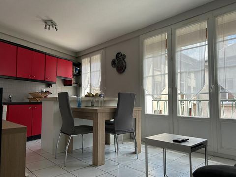 14100 Lisieux En exclusivité à visiter en centre ville a proximité immédiate des commerces et écoles . Parfaitement situé pour la vie au quotidien. Cet appartement de 53 m ² est situé au 2 étage, il est composé d'un couloir qui dessert un WC, une sal...