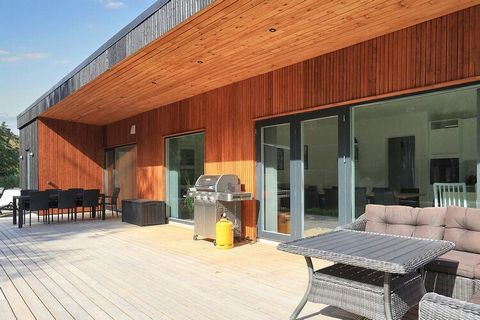 Dieses moderne Ferienhaus von 2024 bietet 128 m2 Wohnfläche sowie einen separaten Annex mit weiteren 10 m2. Zur umfassenden Ausstattung des Hauses gehören Whirlpool und Sauna (elektrisch) im Außenbereich sowie ein sogenannter Aktivitätsraum mit Airho...