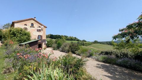 Renovated in 2008 to offer all modern comforts while respecting the local architectural spirit of a medieval village house, this charming property is located a few minutes from the amenities of Cordes-sur-Ciel. With its garden and heated swimming poo...