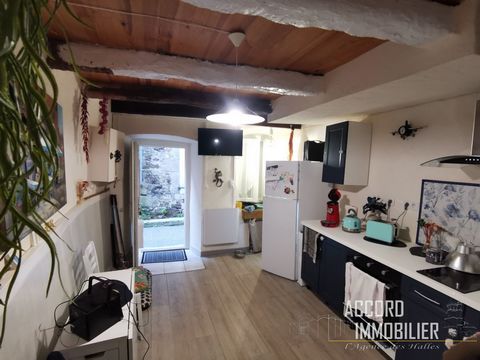 En centre ville de la Salvetat sur Agout , jolie maison de village rénovée avec cuisine ouverte équipée, salle d'eau wc en rez de chaussée , au premier salon , et au second grande chambre.Idéal pour une résidence secondaire dans les hauts cantons ave...