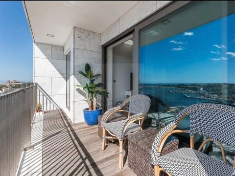 Very bright 2 bedroom apartment, like new, with a balcony with a stunning view over the Douro River and a large living room. The kitchen is equipped with a stove, oven, refrigerator and microwave. The rooms have large glass doors that let in natural ...