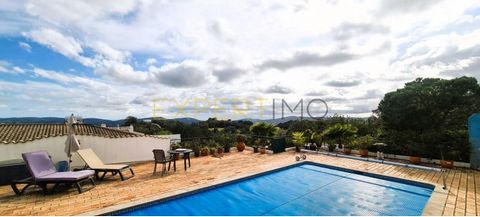 This single-storey, south-facing villa is a haven of peace, located in a small, quiet urbanisation just 10 minutes from the centre of São Brás de Alportel. Nestling on a 955m2 plot, it offers breathtaking views of the majestic surrounding mountains. ...