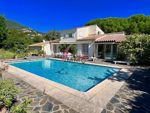 L'Agence Avec Immo vous propose à la vente cette maison provençale dans un domaine très recherché de Cavalaire. Située au calme à 2kms des plages et des commerces sur un terrain plat et arboré de plus de 1 800 m2, elle offre de plain-pied une entrée ...