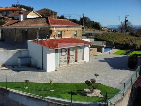 Ontdek de perfecte combinatie van rust, elegantie en investering in dit indrukwekkende vrijstaande huis met 3 slaapkamers in Sandim, Vila Nova de Gaia. Gelegen op een royaal perceel van 937 m², biedt deze woning alles wat u nodig heeft voor een exclu...