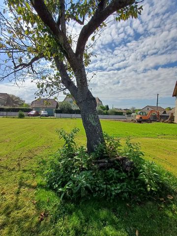 Flat land of 710 m2 in a quiet area, close to access 15 minutes from Pau in a pleasant and quiet environment. To seize!!! Price €62,580