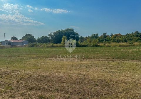 Location: Istarska županija, Barban, Orihi. Orihi, zona di Barban - Istria Nella zona di Barban, nella tranquilla cittadina di Orihi, è in vendita il terreno con richiesta di permesso di costruzione per una casa con 4 camere da letto. Il terreno è lo...