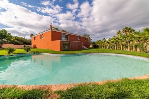 Grau d'Agde - Recently renovated villa of approx. 208 m2 set in a large wooded garden with swimming pool. Cathedral living room of 110 m2 with open kitchen opening onto a terrace overlooking the landscape. This volume opens onto three suites with pri...