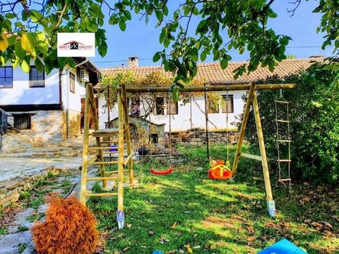 L’équipe de 'Imoti Consult' est heureuse de vous présenter une maison rénovée avec une entreprise touristique développée et en activité. La propriété est située dans le village de Bukovets, à seulement 15 minutes de la ville de Veliko Tarnovo et à en...