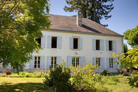 This magnificent Maison de Maître is ideally situated. Just a stone's throw from a sought-after village, it overlooks the Dordogne with its large, sunny terraces. All the original features have been carefully preserved and the house is very well main...