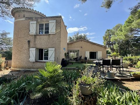 Maison indépendante de 136m2 pleine de charme sur un terrain de 800m2, au calme, à 10 minutes à pied des plages et commerces, Lumineuse et spacieuse pièce de vie avec cuisine ouverte, 2 chambres de plain pied, 1 salle d'eau, 2 wc. A l'étage 1 chambre...