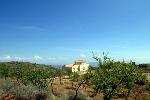 Cette villa presque terminée à Bedar est une grande opportunité pour un acheteur inventif. Les changements dans les règlements urbanistiques espagnols, à présent il est presque impossible de construire une maison sur un grand terrain rustique. Cette ...