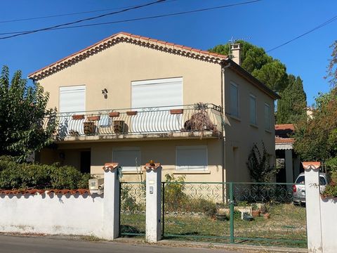 Alès, idéalement située proche de toutes commodités, offrant un cadre de vie pratique et confortable cette maison de 110 m² est répartie sur deux niveaux. Au rez-de-chaussée se situe une cuisine d'été, une chambre, une salle d'eau, un coin chaufferie...