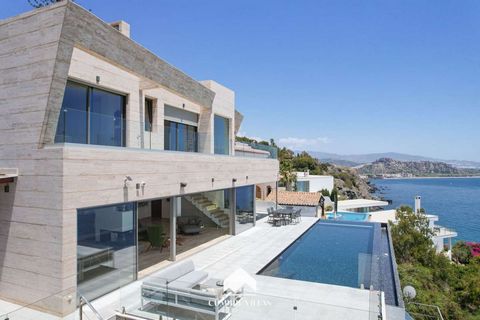 Exclusive three-storey luxury villa in Costa Aguilera with seafront views and a spectacular infinity pool. Situated in a privileged area on the seafront and just a few minutes’ drive from the town of Salobreña. The property features 5 bedrooms, 5 bat...