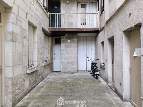 Votre agence 123webimmo l'immobilier au meilleur prix vous présente : Tours, quartier historique ! A quelques pas de la place Plumereau, dans un immeuble de caractère, studio à découvrir très rapidement. Doté d'une superficie de 27 m2, cet appartemen...