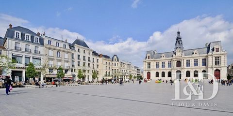 Duplex de prestige au cœur de Poitiers Un magnifique duplex de 268 m², niché dans le centre-ville de Poitiers, à deux pas du quartier historique et des commerces. Construit en 1875 et rénové en 2013, cet appartement de grand standing vous séduira par...