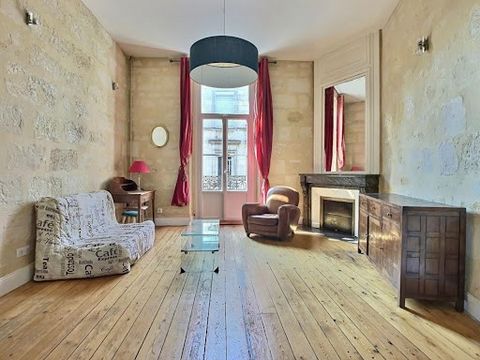 33000 - BORDEAUX - JUDAÏQUE. C'est dans le quartier prisé Judaïque, au sein d'une ancienne maison bourgeoise que prend place cet appartement RENOVE au 1er étage avec BALCON et CAVE. TRAVERSANT et LUMINEUX, il propose une cuisine EQUIPEE/AMENAGEE ouve...