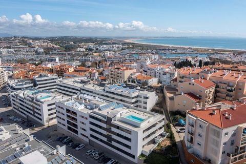 Moderno e espaçoso apartamento T2 localizado em zona central de Lagos Ao entrar no apartamento somos imediatamente envolvidos por uma ampla sala de estar/jantar com cozinha em plano aberto totalmente equipada e acesso a um terraço exterior À medida q...