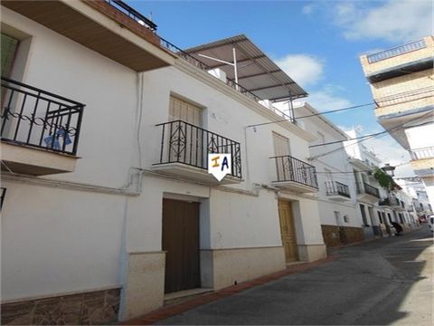 Cette maison de ville de 4 chambres et 2 salles de bains, avec une grande terrasse sur le toit, est située à Molvizar, un village espagnol traditionnel d'environ 3 000 habitants et des maisons blanchies à la chaux, dans la province de Grenade en Anda...