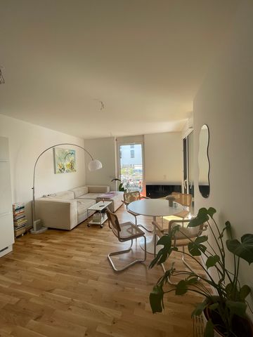 The apartment is located directly in the newly developed area of the former freight station and offers various shopping options within walking distance, such as Edeka, dm, and Kaufland, as well as various restaurants. The nearest train stop is a 6-mi...