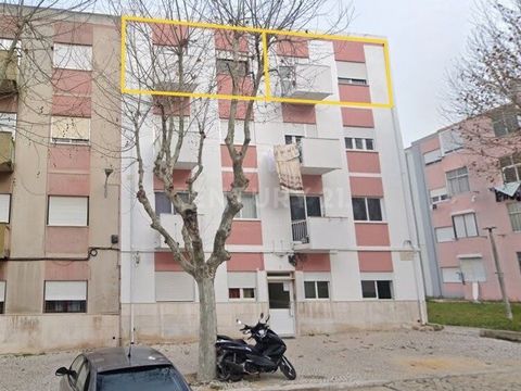 Oportunidade de Investimento em 2 apartamentos T2 com inquilinos com rendas vitalícias Trata-se do 3º andar Direito e o 3º andar Esquerdo, ambos com contrato de arrendamento pré NRAU, com inquilinos com mais de 66 anos, pagando cada um o valor de 156...